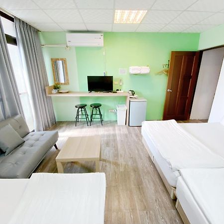 Fengjia Gift Box Homestay Taichung Extérieur photo