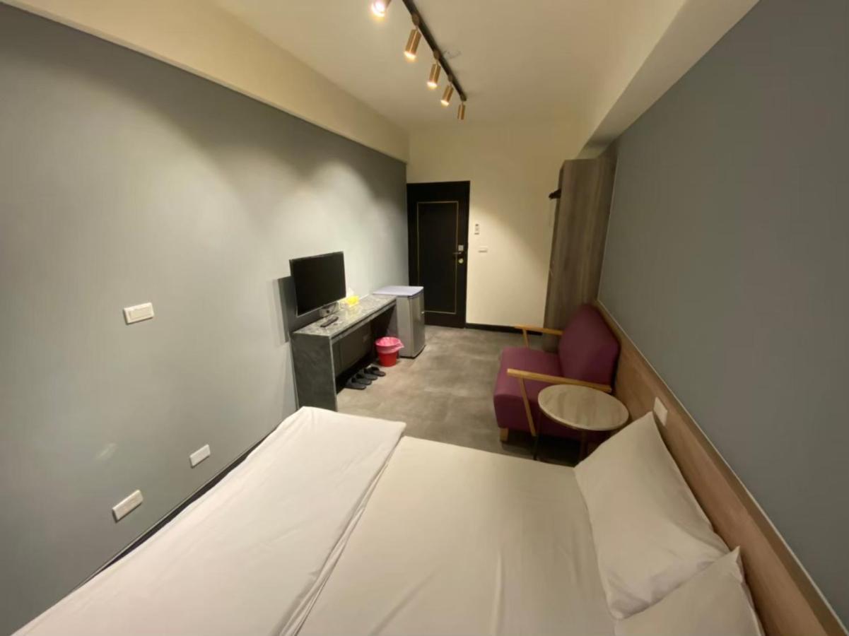Fengjia Gift Box Homestay Taichung Extérieur photo