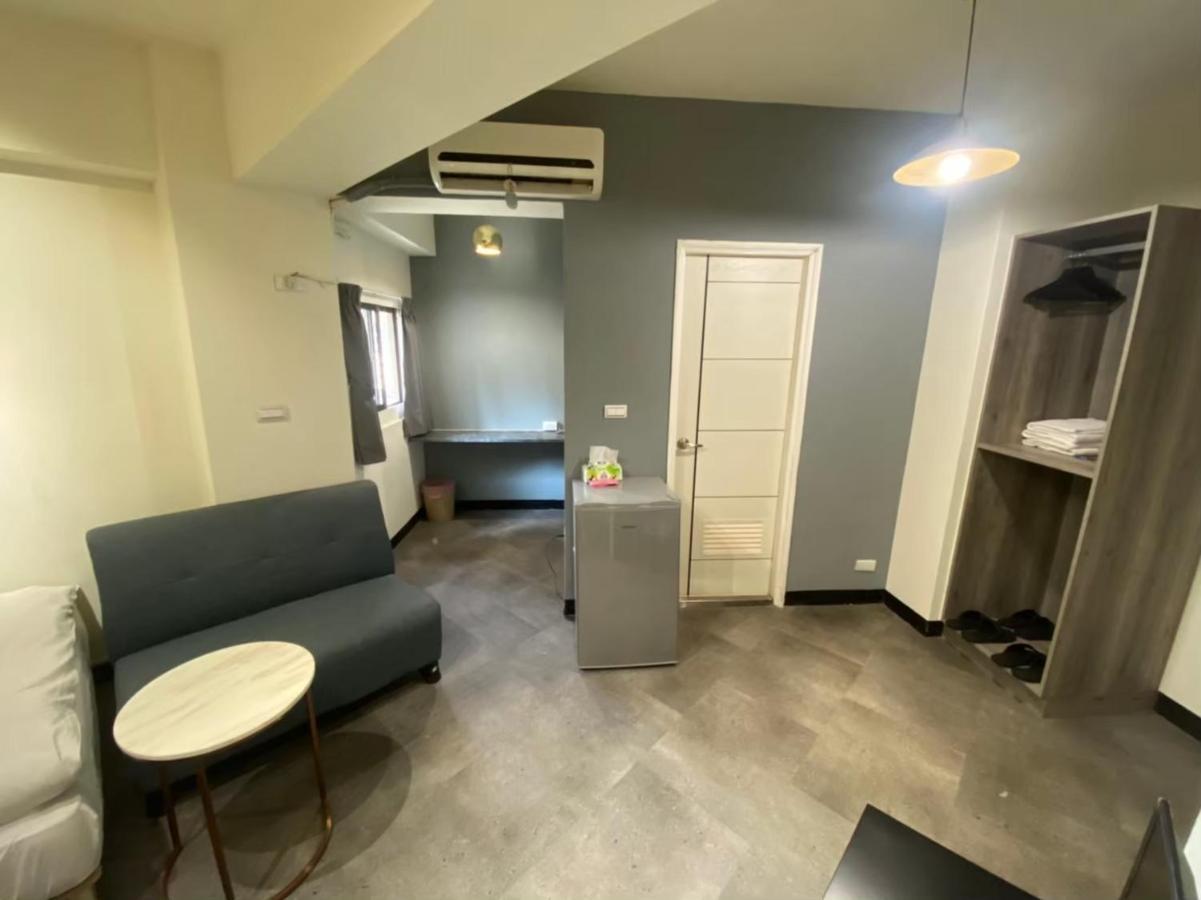 Fengjia Gift Box Homestay Taichung Extérieur photo