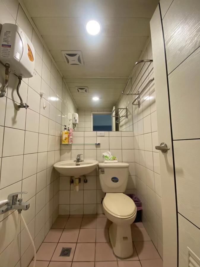 Fengjia Gift Box Homestay Taichung Extérieur photo
