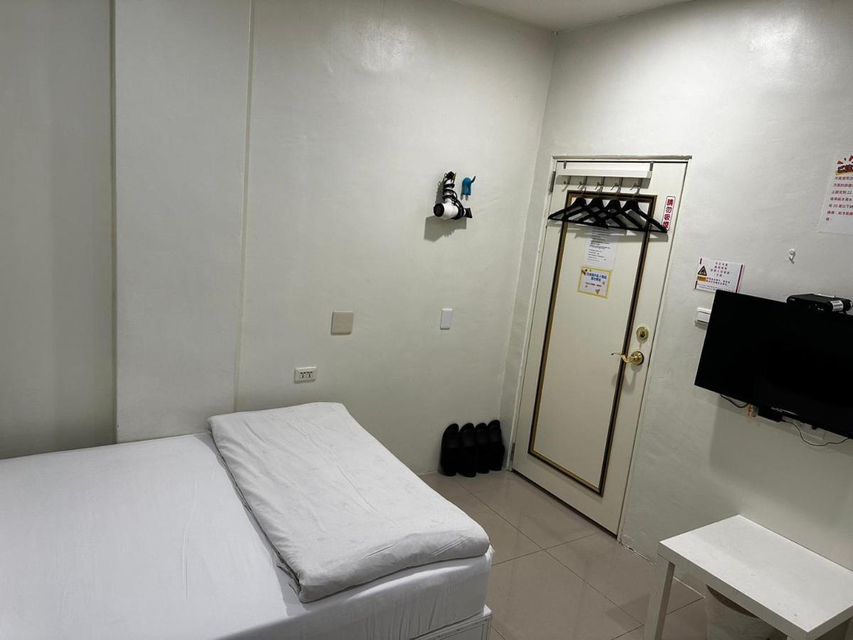 Fengjia Gift Box Homestay Taichung Extérieur photo
