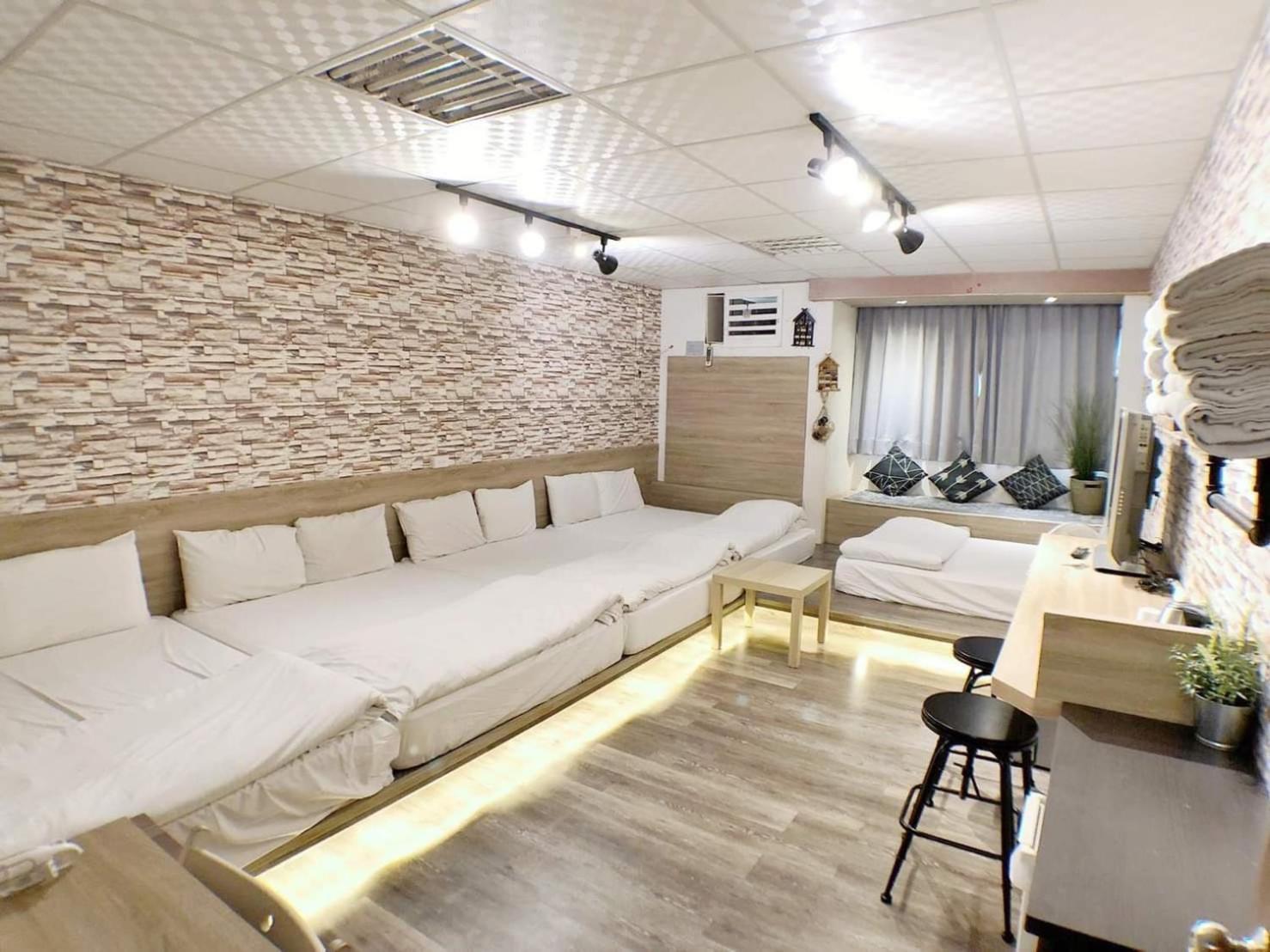 Fengjia Gift Box Homestay Taichung Extérieur photo